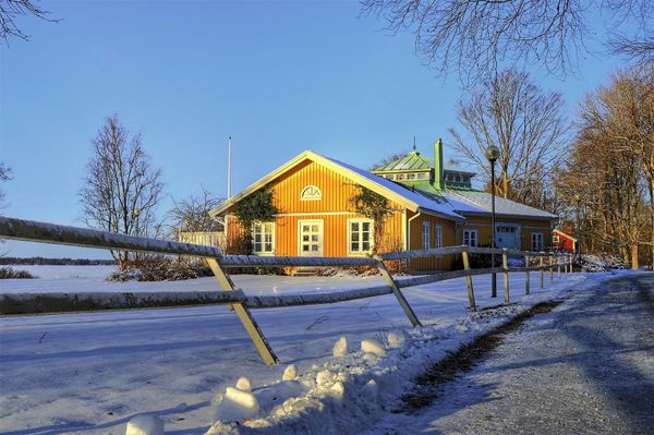 Recoja su coche de alquiler en la Estación de Värnamo y viaje a todo confort